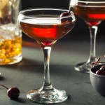 Cocktail Manhattan, garniert mit Kirschen