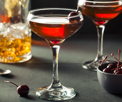 Cocktail Manhattan, garniert mit Kirschen