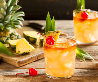 Cocktail Mai Tai garniert mit einer Cocktailkirsche und Ananas