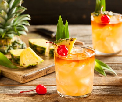 Cocktail Mai Tai garniert mit einer Cocktailkirsche und Ananas