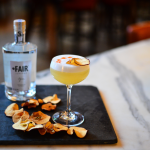 Cocktail Apple Martini garniert mit Apfelchips