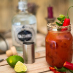 Bloody Mary mit einer Chili garniert