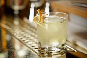 Cocktail garniert mit einer Orangenzeste