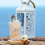 Der Cocktail "The Heart" positioniert vor einem Windlicht