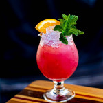 Love Child: pinker Cocktail garniert mit einem Orangenschnitz