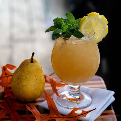 Pear Prerogative: Cocktail garniert mit Minze und einem Zitronenrad