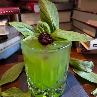 The Different Basil Smash: grüner Cocktail, in einem mittelgroßen Glas