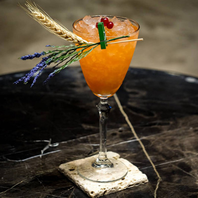 Pearl of Nature: Cocktail garniert mit Gerste und Lavendel