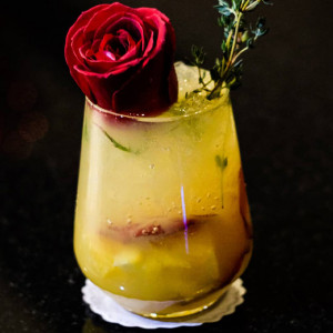 Rose Potion: Cocktail garniert mit einer Rose