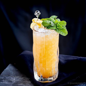 Royal Reviver: Cocktail, garniert mit Zitrone, Minze und kandierten Ingwer