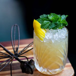 The Cure, garniert mit Zitrone und Minze