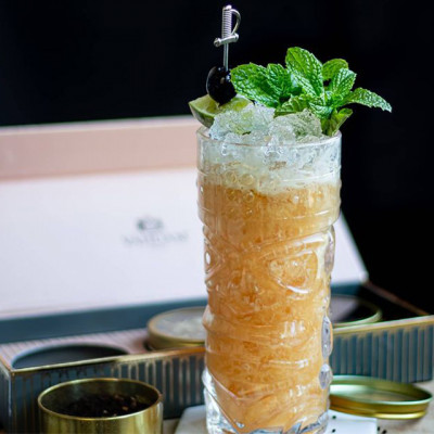 Walk the Plank: Tiki-Cocktail, garniert mit Kirschen und Minze